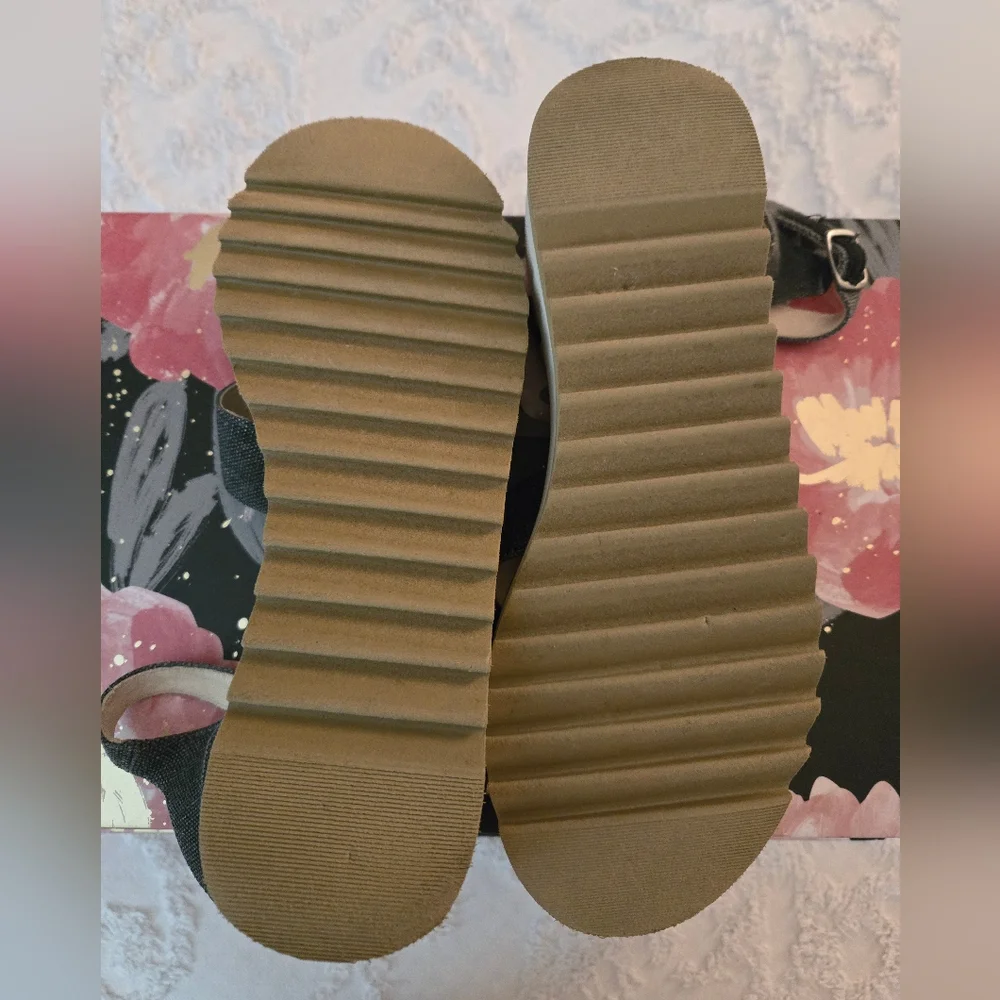 TOMS Sandals - Picture 10 of 10